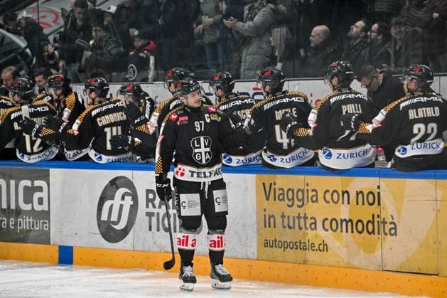 23 12 2024, Porza, Corner Arena, NL: HC Lugano - HC Ambri-Piotta, 97 Calvin Thurkauf (Lugano) celebrate his goal Porza Corner Arena Ticino Switzerland Copyright: xJustPictures.ch AndreaxBrancax