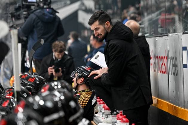 23 12 2024, Porza, Corner Arena, NL: HC Lugano - HC Ambri-Piotta, headcoach Luca Gianinazzi (Lugano) Porza Corner Arena Ticino Switzerland Copyright: xJustPictures.ch AndreaxBrancax