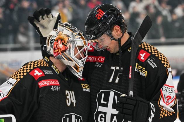 23 12 2024, Porza, Corner Arena, NL: HC Lugano - HC Ambri-Piotta, 34 goalkeeper Niklas Schlegel (Lugano) and 77 Valtteri Pulli (Lugano) Porza Corner Arena Ticino Switzerland Copyright: xJustPictures.ch AndreaxBrancax