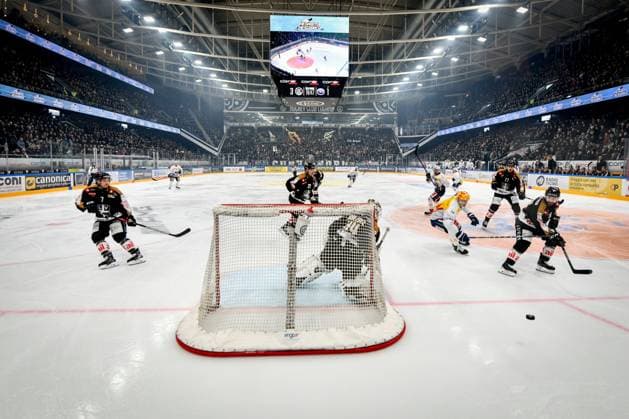 23 12 2024, Porza, Corner Arena, NL: HC Lugano - HC Ambri-Piotta, Topscorer Dominik Kubalik (Ambri) against 36 Mark Arcobello (Lugano) Porza Corner Arena Ticino Switzerland Copyright: xJustPictures.ch AndreaxBrancax