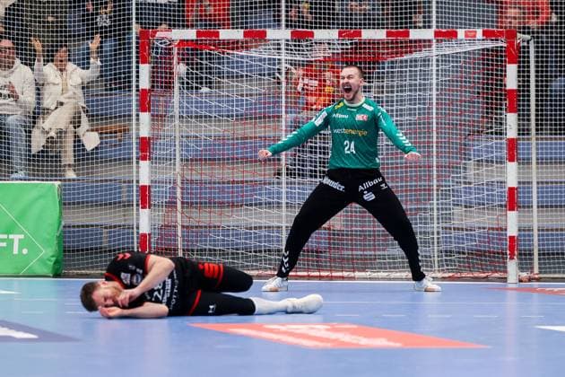 Bilder des Jahres 2024, Sport 12 Dezember Sport Themen der Woche KW52 Sport Bilder des Tages 26.12.2024, 2. Handball Bundesliga, 17. Spieltag, TuSEM Essen - ASV Hamm-Westfalen, Torwart Dennis Wipf (TuSEM Essen) jubelt, Essen Am Hallo NRW Deutschland xRHR-FOTO DEx Copyright: DennisxEwert RHR-FOTOx RHR-FOTO DE