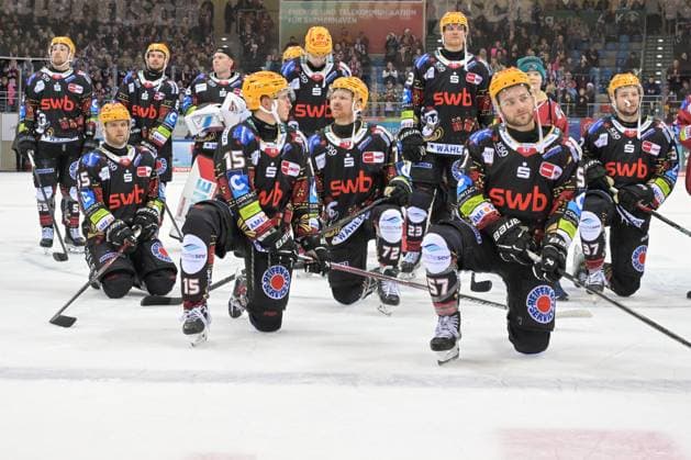 Bilder des Jahres 2024, Sport 12 Dezember Sport Themen der Woche KW52 Sport Bilder des Tages Die Pinguine feiern mit den Fans , Fischtown Pinguins - Koelner Haie, Eishockey, Deutsche Eishockey Liga, DEL, 26.12.2024 Bremerhaven Bremen Deutschland