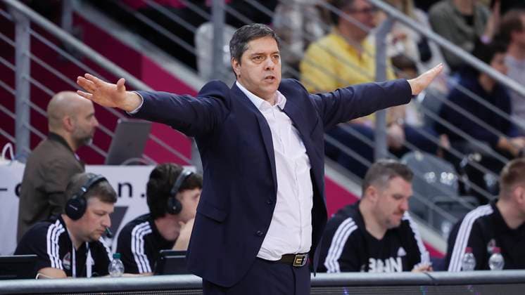 Im Bild: Head-Coach Sasa Filipovski (Wuerzburg Baskets), Verwunderung 26.12.2024, Telekom Baskets Bonn vs. FIT-One Wuerzburg Baskets, easyCredit BBL, 13. Spieltag, Deutschland, Bonn, Telekom Dome, Copyright: HMBxMedia xJulienxBecker
