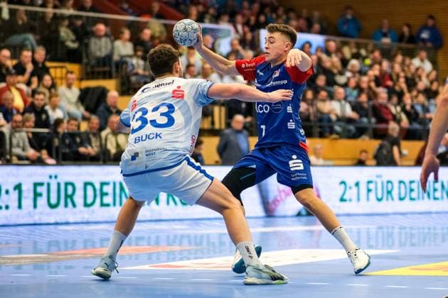 Elias Huber (HBW Balingen-Weilstetten, 07) im Zweikampf mit Tobias Buck (TV Großwallstadt, 33), GER, TV Grosswallstadt vs. HBW Balingen-Weilstetten, Handball, 2. Bundesliga, 17. Spieltag, Saison 2024 2025, 26.12.2024. GER, TV Grosswallstadt vs. HBW Balingen-Weilstetten, Handball, 2. Bundesliga, 17. Spieltag, Saison 2024 2025, 26.12.2024. Elsenfeld Copyright: xEibner-Pressefoto FlorianxWieganx EP_FWD