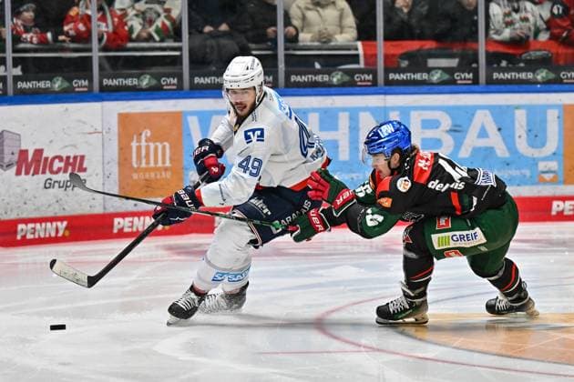 Bilder des Jahres 2024, Sport 12 Dezember Sport Themen der Woche KW52 Sport Bilder des Tages DEL; Augsburger Panther - Adler Mannheim; 26.12.2024 im Duell Lukas KAELBLE (Adler Mannheim 49) und Moritz ELIAS (Augsburger Panther 46) Zweikampf DEL: Augsburger Panther - Adler Mannheim, Curt Frenzel Stadion am 26.12.2024 Copyright: xBEAUTIFULxSPORTS Goldbergx