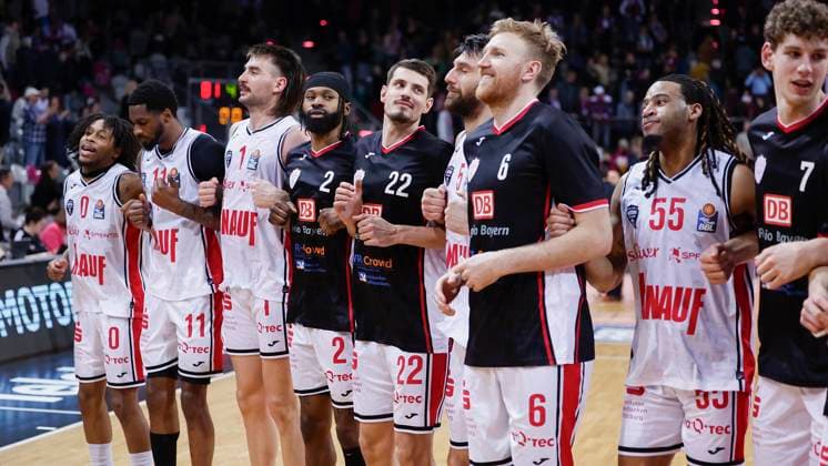 Im Bild: Die Spieler der Wuerzburg Baskets feiern mit den Fans den Sieg 26.12.2024, Telekom Baskets Bonn vs. FIT-One Wuerzburg Baskets, easyCredit BBL, 13. Spieltag, Deutschland, Bonn, Telekom Dome, Copyright: HMBxMedia xJulienxBecker