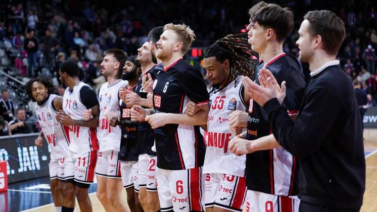 Im Bild: Die Spieler der Wuerzburg Baskets feiern mit den Fans den Sieg 26.12.2024, Telekom Baskets Bonn vs. FIT-One Wuerzburg Baskets, easyCredit BBL, 13. Spieltag, Deutschland, Bonn, Telekom Dome, Copyright: HMBxMedia xJulienxBecker