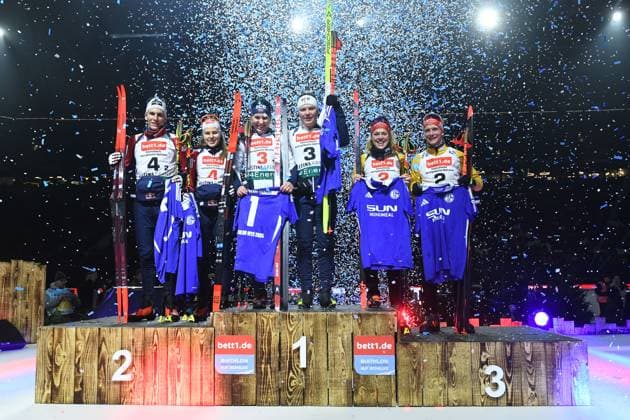 Bilder des Jahres 2024, Sport 12 Dezember Sport Themen der Woche KW52 Sport Bilder des Tages Biathlon auf Schalke 2024 am 28.12.2024 in der Veltins-Arena in Gelsenkirchen Siegerfoto Gruppenfoto Platz 3: Charlotte Gallbronner ( Germany ) und Linus Kesper ( Germany ) Platz 2: Wilma Anhaus ( Austria ) und Thomas Marchl ( Austria ) Platz 1: Guro Femsteinevik ( Norway ) und Sivert Silsand Gerhardsen ( Norway )