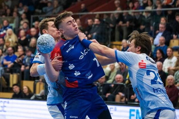Elias Huber (HBW Balingen-Weilstetten, 07) im Zweikampf mit Finn Wullenweber (TV Großwallstadt, 20), dahinter Moritz Klenk (TV Großwallstadt, 06), GER, TV Grosswallstadt vs. HBW Balingen-Weilstetten, Handball, 2. Bundesliga, 17. Spieltag, Saison 2024 2025, 26.12.2024. GER, TV Grosswallstadt vs. HBW Balingen-Weilstetten, Handball, 2. Bundesliga, 17. Spieltag, Saison 2024 2025, 26.12.2024. Elsenfeld Copyright: xEibner-Pressefoto FlorianxWieganx EP_FWD