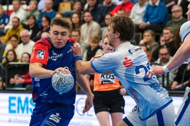 Elias Huber (HBW Balingen-Weilstetten, 07) im Zweikampf mit Finn Wullenweber (TV Großwallstadt, 20), GER, TV Grosswallstadt vs. HBW Balingen-Weilstetten, Handball, 2. Bundesliga, 17. Spieltag, Saison 2024 2025, 26.12.2024. GER, TV Grosswallstadt vs. HBW Balingen-Weilstetten, Handball, 2. Bundesliga, 17. Spieltag, Saison 2024 2025, 26.12.2024. Elsenfeld Copyright: xEibner-Pressefoto FlorianxWieganx EP_FWD