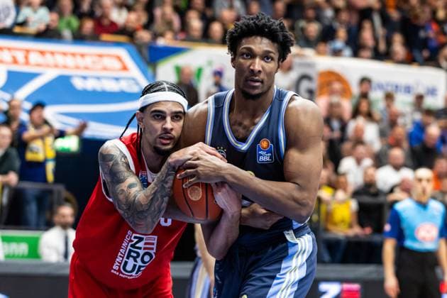 Bilder des Jahres 2024, Sport 12 Dezember Sport Themen der Woche KW52 Sport Bilder des Tages easyCredit Basketball Bundesliga, BBL, Saison 2024 2025, Herren. 28.12.2024, Syntainics MBC - Alba Berlin, Michael Devoe (Syntainics MBC, No 0), David McCormack (Alba Berlin, No33) im Kampf um den Ball Copyright. Alexander Trienitz.