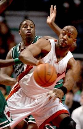 Miami Heat s Alonzo Mourning gets a pass off as the Chicago Bulls Michael Sweetney defends in second half action. The Heat defeated the Bulls 85-84 at the United Center in Chicago, Illinois, Saturday, March 18, 2006. (John Konstantaras Chicago Tribune KRT) CHICAGO IL USA EDITORIAL USE ONLY Copyright: xx 1028271 JohnxKonstantarasx krtphotoslive207602