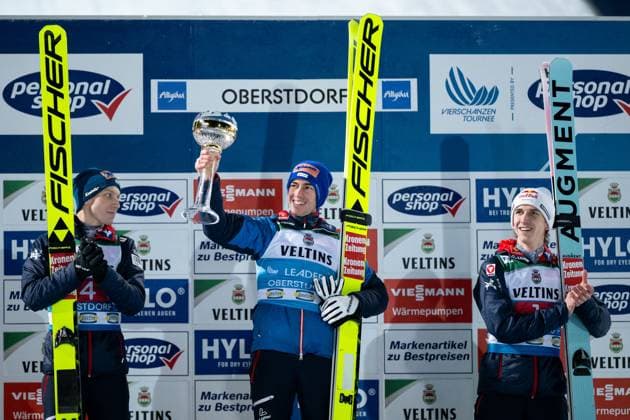 Bilder des Jahres 2024, Sport 12 Dezember Sport Themen der Woche KW52 Sport Bilder des Tages KRAFT Stefan (Oesterreich) jubelt bei der Siegerehrung auf dem Podium ueber den Sieg, daneben HOERL Jan (Oesterreich), TSCHOFENIG Daniel (Oesterreich), GER, FIS Viessmsann Skisprung Weltcup, Vierschanzentournee Auftaktspringen Oberstdorf, Wettkampf Einzelspringen, Saison 2024 2025, 29.12.2024 GER, FIS Viessmsann Skisprung Weltcup, Vierschanzentournee Auftaktspringen Oberstdorf, Wettkampf Einzelspringen, Saison 2024 2025, 29.12.2024 Oberstdorf Copyright: xEibner-Pressefoto Memmlerx EP_MMR