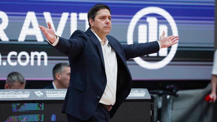 Im Bild: Head-Coach Sasa Filipovski (Wuerzburg Baskets), Verwunderung 30.12.2024, FIT-One Wuerzburg Baskets vs. Bamberg Baskets, easyCredit BBL, 14. Spieltag, Deutschland, Wuerzburg, tectake-Arena, Copyright: HMBxMedia xJulienxBecker