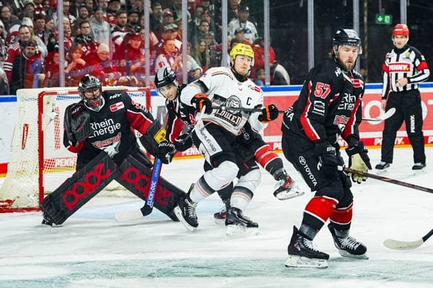 Eishockey Penny-DEL 32. Spieltag Kölner Haie - Löwen Frankfurt am 30.12.2024 in der Lanxess Arena in Köln v.l.n.r. , Julius Hudacek ( Köln ), Elias Lindner ( Köln ), Reid McNeill ( Frankfurt ), Brady Austin ( Köln ) Gemäß den Vorgaben der DEL Deutsche Eishockey Liga ist die Publikation und Weiterverwertung der Aufnahmen in elektronischen Medien und Endgeräten aller Art während des laufenden Spiels nicht zulässig.