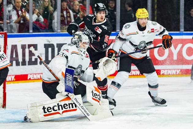 Eishockey Penny-DEL 32. Spieltag Kölner Haie - Löwen Frankfurt am 30.12.2024 in der Lanxess Arena in Köln Jussi Olkinuora ( Frankfurt ), links - Louis-Marc Aubry ( Köln ), mitte - Andy Welinski ( Frankfurt ), rechts Gemäß den Vorgaben der DEL Deutsche Eishockey Liga ist die Publikation und Weiterverwertung der Aufnahmen in elektronischen Medien und Endgeräten aller Art während des laufenden Spiels nicht zulässig.