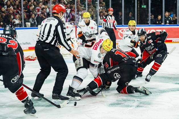 Eishockey Penny-DEL 32. Spieltag Kölner Haie - Löwen Frankfurt am 30.12.2024 in der Lanxess Arena in Köln Carter Rowney ( Frankfurt ), links - Louis-Marc Aubry ( Köln ), rechts Gemäß den Vorgaben der DEL Deutsche Eishockey Liga ist die Publikation und Weiterverwertung der Aufnahmen in elektronischen Medien und Endgeräten aller Art während des laufenden Spiels nicht zulässig.