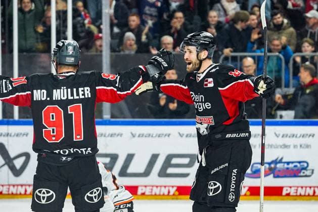 Eishockey Penny-DEL 32. Spieltag Kölner Haie - Löwen Frankfurt am 30.12.2024 in der Lanxess Arena in Köln Alexandre Grenier ( Köln ), rechts - bejubelt den Treffer zum 1:1 durch Moritz Müller ( Köln ), links Gemäß den Vorgaben der DEL Deutsche Eishockey Liga ist die Publikation und Weiterverwertung der Aufnahmen in elektronischen Medien und Endgeräten aller Art während des laufenden Spiels nicht zulässig.