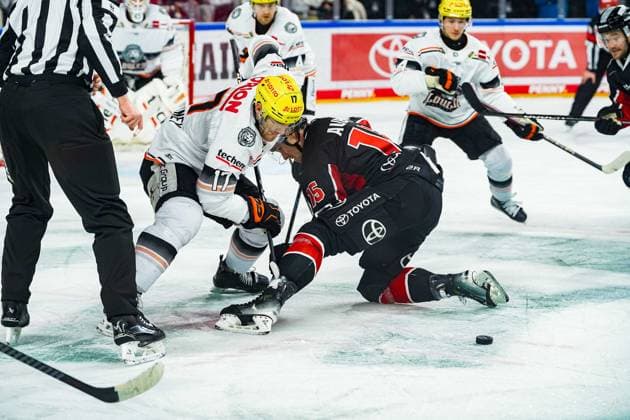 Eishockey Penny-DEL 32. Spieltag Kölner Haie - Löwen Frankfurt am 30.12.2024 in der Lanxess Arena in Köln Carter Rowney ( Frankfurt ), links - Louis-Marc Aubry ( Köln ), rechts Gemäß den Vorgaben der DEL Deutsche Eishockey Liga ist die Publikation und Weiterverwertung der Aufnahmen in elektronischen Medien und Endgeräten aller Art während des laufenden Spiels nicht zulässig.