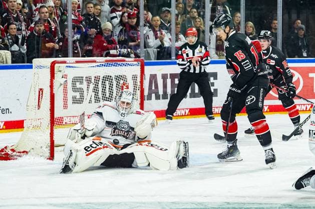 Eishockey Penny-DEL 32. Spieltag Kölner Haie - Löwen Frankfurt am 30.12.2024 in der Lanxess Arena in Köln Jussi Olkinuora ( Frankfurt ), links - Louis-Marc Aubry ( Köln ), rechts Gemäß den Vorgaben der DEL Deutsche Eishockey Liga ist die Publikation und Weiterverwertung der Aufnahmen in elektronischen Medien und Endgeräten aller Art während des laufenden Spiels nicht zulässig.
