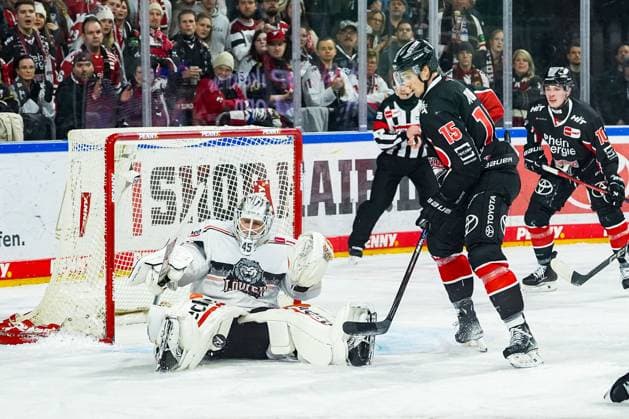 Eishockey Penny-DEL 32. Spieltag Kölner Haie - Löwen Frankfurt am 30.12.2024 in der Lanxess Arena in Köln Jussi Olkinuora ( Frankfurt ), links - Louis-Marc Aubry ( Köln ), mitte - Justin Schütz ( Köln ), rechts Gemäß den Vorgaben der DEL Deutsche Eishockey Liga ist die Publikation und Weiterverwertung der Aufnahmen in elektronischen Medien und Endgeräten aller Art während des laufenden Spiels nicht zulässig.
