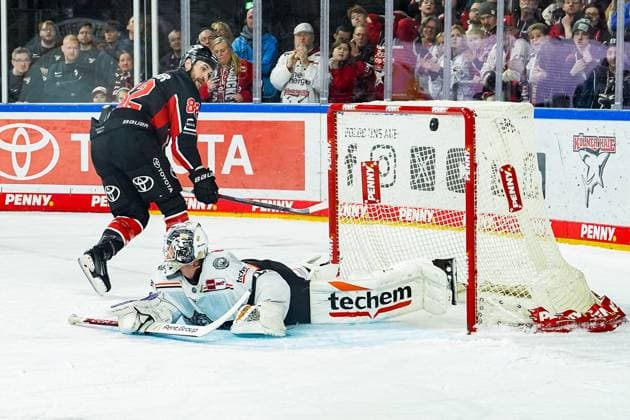 Eishockey Penny-DEL 32. Spieltag Kölner Haie - Löwen Frankfurt am 30.12.2024 in der Lanxess Arena in Köln Alexandre Grenier ( Köln ), verwandelt den entscheidenden Penalty zum 3:2 Sieg Gemäß den Vorgaben der DEL Deutsche Eishockey Liga ist die Publikation und Weiterverwertung der Aufnahmen in elektronischen Medien und Endgeräten aller Art während des laufenden Spiels nicht zulässig.