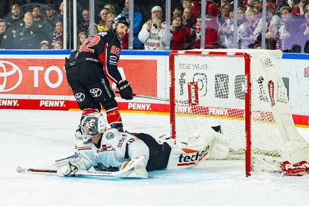 Eishockey Penny-DEL 32. Spieltag Kölner Haie - Löwen Frankfurt am 30.12.2024 in der Lanxess Arena in Köln Alexandre Grenier ( Köln ), verwandelt den entscheidenden Penalty zum 3:2 Sieg Gemäß den Vorgaben der DEL Deutsche Eishockey Liga ist die Publikation und Weiterverwertung der Aufnahmen in elektronischen Medien und Endgeräten aller Art während des laufenden Spiels nicht zulässig.
