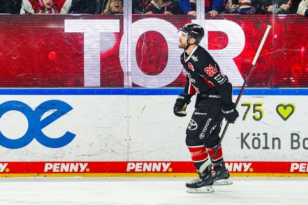 Eishockey Penny-DEL 32. Spieltag Kölner Haie - Löwen Frankfurt am 30.12.2024 in der Lanxess Arena in Köln Alexandre Grenier ( Köln ), bejubelt seinen entscheidenden Penalty zum 3:2 Sieg Gemäß den Vorgaben der DEL Deutsche Eishockey Liga ist die Publikation und Weiterverwertung der Aufnahmen in elektronischen Medien und Endgeräten aller Art während des laufenden Spiels nicht zulässig.