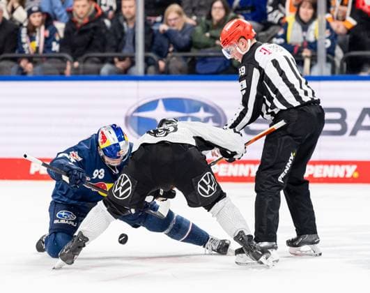 Linesperson Jonas Reinold fuehrt ein Bully Faceoff aus zwischen Maximilian Kastner (EHC Red Bull Muenchen, 93) und Andy Miele (Grizzlys Wolfsburg, 51). GER, EHC Red Bull Muenchen vs. Grizzlys Wolfsburg, Eishockey, DEL, 32. Spieltag, Saison 2024 2025, 30.12.2024. GER, EHC Red Bull Muenchen vs. Grizzlys Wolfsburg, Eishockey, DEL, 32. Spieltag, Saison 2024 2025, 30.12.2024. Muenchen Copyright: xEibner-Pressefoto FranzxFeinerx EP_HFR