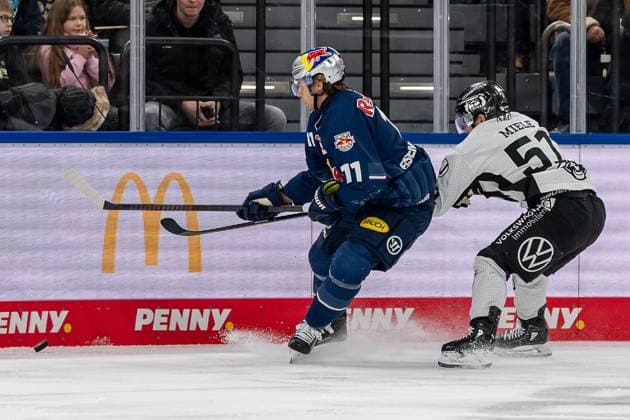 Kampf um den Puck Zweikampf zwischen Markus Eisenschmid (EHC Red Bull Muenchen, 11) und Andy Miele (Grizzlys Wolfsburg, 51). GER, EHC Red Bull Muenchen vs. Grizzlys Wolfsburg, Eishockey, DEL, 32. Spieltag, Saison 2024 2025, 30.12.2024. GER, EHC Red Bull Muenchen vs. Grizzlys Wolfsburg, Eishockey, DEL, 32. Spieltag, Saison 2024 2025, 30.12.2024. Muenchen Copyright: xEibner-Pressefoto FranzxFeinerx EP_HFR