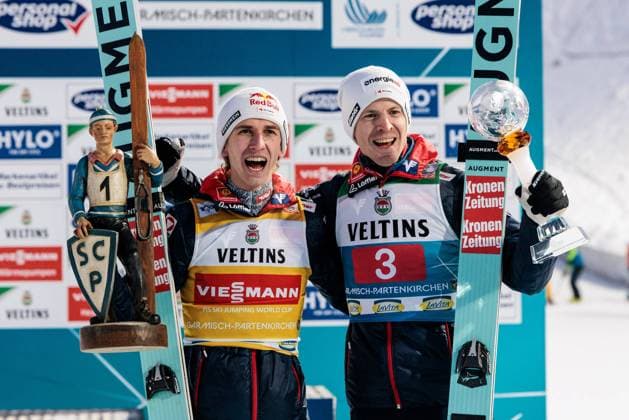 Bilder des Jahres 2025, Sport 01 Januar Sport Themen der Woche KW01 Sport Bilder des Tages Vierschanzentournee Garmisch Partenkirchen Finale Herren Saison 2024 25; 01.01.2025 Daniel Tschofenig (Österreich) bejubelt den 1., Michael Hayboeck (Österreich) den 3. Platz Vierschanzentournee Garmisch Partenkirchen Finale Herren Saison 2024 25, Garmisch-Partenkirchen, Olympiaschanze am 01.01.2025 Copyright: xBEAUTIFULxSPORTS Wunderlx