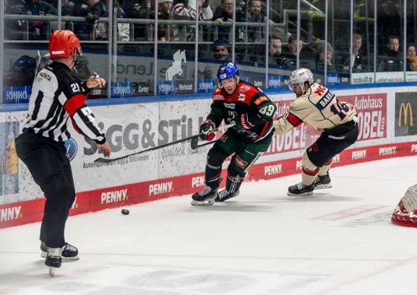 Kampf um den Puck Zweikampf zwischen Mark Zengerle (Augsburger Panther, 89) und Evan Barratt (Nuernberg Ice Tigers, 10). GER, Augsburger Panther vs. Nuernberg Ice Tigers, Eishockey, DEL, 33. Spieltag, Saison 2024 2025, 03.01.2025. GER, Augsburger Panther vs. Nuernberg Ice Tigers, Eishockey, DEL, 33. Spieltag, Saison 2024 2025, 03.01.2025. Augsburg Copyright: xEibner-Pressefoto FranzxFeinerx EP_HFR