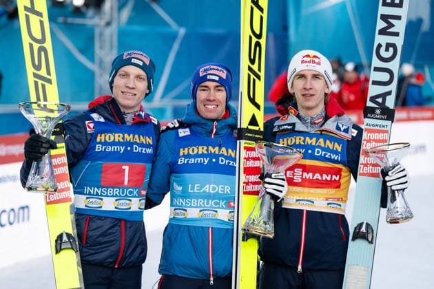 Bilder des Jahres 2025, Sport 01 Januar Sport Themen der Woche KW01 Sport Bilder des Tages HOERL Jan (Oesterreich), KRAFT Stefan (Oesterreich), TSCHOFENIG Daniel (Oesterreich) jubeltn bei der Siegerehrung auf dem Podium ueber Platz 2, Sieg und Platz 3, AUT, FIS Viessmann Skisprung Weltcup, Vierschanzentournee Bergiselspringen Innsbruck, Wettkampf Einzelspringen, Saison 2024 2025, 04.01.2025 AUT, FIS Viessmann Skisprung Weltcup, Vierschanzentournee Bergiselspringen Innsbruck, Wettkampf Einzelspringen, Saison 2024 2025, 04.01.2025 Innsbruck Copyright: xEibner-Pressefoto Memmlerx EP_MMR