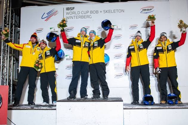 Bilder des Jahres 2025, Sport 01 Januar Sport Themen der Woche KW01 Sport Bilder des Tages IBSF Bob Worldcup Winterberg, 04.01.2025 Adam Ammour Benedikt Hertel (GER, 16), Francesco Friedrich Alexander Schüller (GER, 8), Johannes Lochner Joshua Tasche (GER, 13) bei der Siegerehrung.; IBSF Bob Worldcup Winterberg Männer Zweierbob, 04.01.2025 Copyright: xBEAUTIFULxSPORTS Erlhofx
