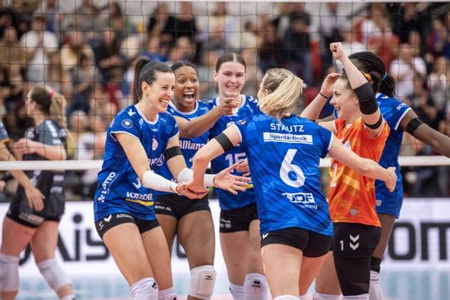 Bilder des Jahres 2025, Sport 01 Januar Sport Themen der Woche KW01 Sport Bilder des Tages Jubel beim MTV Stuttgart - vl.: Maria Segura Pallares (Allianz MTV Stuttgart, 33), Breland Morrissette (Allianz MTV Stuttgart, 02), Charlotte Krenicky (Allianz MTV Stuttgart, 15), Antonia Stautz (Allianz MTV Stuttgart, 06), Roosa Koskelo (Allianz MTV Stuttgart, 01), verdeckt: Krystal Rivers (Allianz MTV Stuttgart, 13) GER, Allianz MTV Stuttgart - SC Potsdam, Volleyball Bundesliga, VBL, Spielzeit 2024 2025, 04.01.2025 GER, Allianz MTV Stuttgart - SC Potsdam, Volleyball Bundesliga, VBL, Spielzeit 2024 2025, 04.01.2025 Stuttgart Copyright: xSandyxDinkelackerx EP_SDR