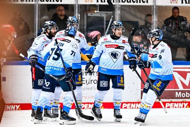 Torjubel, Jubel, Freude bei Torschütze Riley Sheen (ERC Ingolstadt, 91) Alex Breton (ERC Ingolstadt, 75) Wayne Simpson (ERC Ingolstadt, 21) Myles Powell (ERC Ingolstadt, 9), GER, Iserlohn Roosters vs. ERC Ingolstadt, Eishockey, Penny-DEL, 34. Spieltag, Spielzeit 2024 2025, 05.01.2025, GER, Iserlohn Roosters vs. ERC Ingolstadt, Eishockey, Penny-DEL, 34. Spieltag, Spielzeit 2024 2025, 05.01.2025 Iserlohn Copyright: xJonasxBrockmann Eibner-Pressefotx EP_JBN