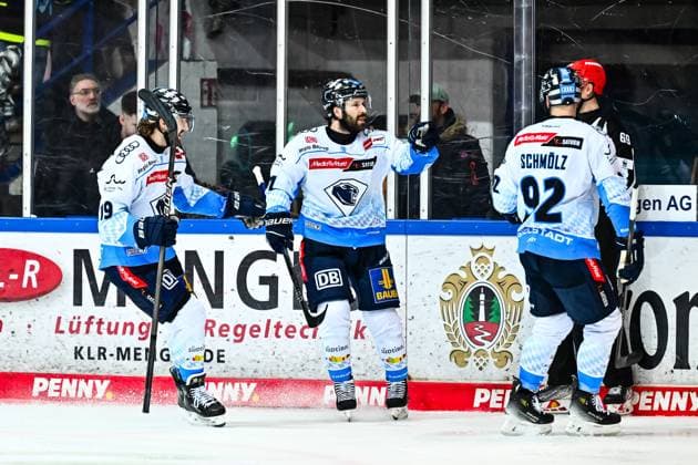 Torjubel, Jubel, Freude bei Torschütze Riley Sheen (ERC Ingolstadt, 91) Daniel Schmölz (ERC Ingolstadt, 92) Wojciech Stachowiak (ERC Ingolstadt, 19), GER, Iserlohn Roosters vs. ERC Ingolstadt, Eishockey, Penny-DEL, 34. Spieltag, Spielzeit 2024 2025, 05.01.2025, GER, Iserlohn Roosters vs. ERC Ingolstadt, Eishockey, Penny-DEL, 34. Spieltag, Spielzeit 2024 2025, 05.01.2025 Iserlohn Copyright: xJonasxBrockmann Eibner-Pressefotx EP_JBN