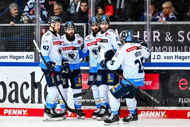 Torjubel, Jubel, Freude bei Torschütze Riley Sheen (ERC Ingolstadt, 91) Daniel Schmölz (ERC Ingolstadt, 92) Wojciech Stachowiak (ERC Ingolstadt, 19) Leon Hüttl (ERC Ingolstadt, 25) Morgan Ellis (ERC Ingolstadt, 4), GER, Iserlohn Roosters vs. ERC Ingolstadt, Eishockey, Penny-DEL, 34. Spieltag, Spielzeit 2024 2025, 05.01.2025, GER, Iserlohn Roosters vs. ERC Ingolstadt, Eishockey, Penny-DEL, 34. Spieltag, Spielzeit 2024 2025, 05.01.2025 Iserlohn Copyright: xJonasxBrockmann Eibner-Pressefotx EP_JBN