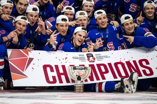 Bilder des Jahres 2025, Sport 01 Januar Sport Themen der Woche KW01 Sport Bilder des Tages 250105 Ryan Leonard and Brandon Svoboda of USA celebrate with the trophy together with team mates after the 2025 IIHF World Junior Championship final between USA and Finland on January 5, 2025 in Ottawa. Photo: Mathias Bergeld BILDBYRAN kod MB MB1049 ishockey Ice hockey, Eishockey jvm junior-vm u20 2025 iihf world junior championship world juniors final usa finland 11 bbeng jubel världsmästare mästare vm-guld guld vm-guld 2025 Copyright: MATHIASxBERGELD BB250105MB183