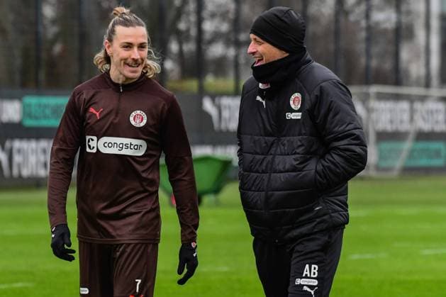 Sport Bilder des Tages Jackson Irvine Trainer Alexander Blessin ( Pauli ) lachen Deutschland , Hamburg , Traininggelände an der Kollaustrasse , Fussball , 1 . Fussball Bundesliga , FC St Pauli