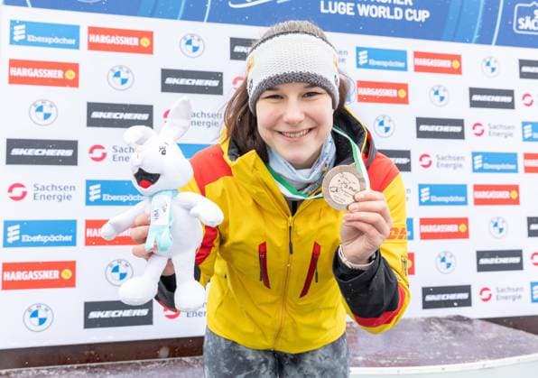 Bilder des Jahres 2025, Sport 01 Januar Sport Themen der Woche KW02 Sport Bilder des Tages photographer: FIL Michael Kristen 10.01.2025 5. FIL Eberspächer Luge World Cup, SachsenEnergie Ice Track Altenberg, Sachsen (GER), WC Germany, Nations Cup, Women™s Singles, Winners Presentation, picture: Melina Fabienne Fischer (GER)