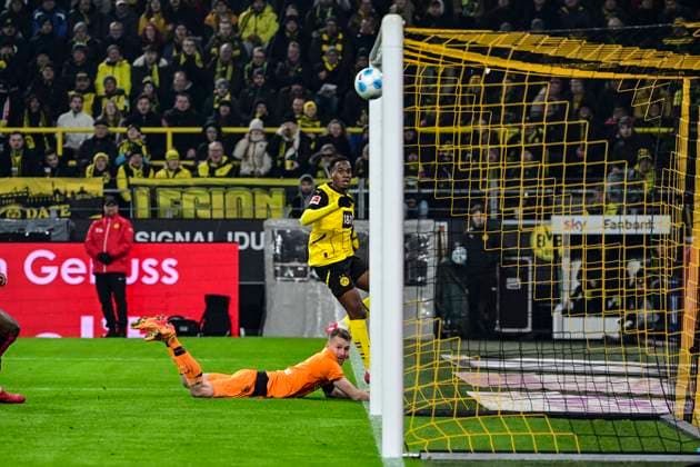 Bilder des Jahres 2025, Sport 01 Januar Sport Themen der Woche KW02 Sport Bilder des Tages Tor zum 1:2 durch Jamie Jermaine Bynoe-Gittens (Borussia Dortmund), Borussia Dortmund vs. Bayer Leverkusen, Fussball, 1. Bundesliga, 16. Spieltag, 10.01.2025 DFB regulations prohibit any use of photographs as image sequences and or quasi-video Dortmund Nordrhein-Westfalen Deutschland