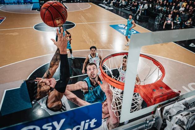 Bilder des Jahres 2025, Sport 01 Januar Sport Themen der Woche KW02 Sport Bilder des Tages Basketball Männer Saison 2024 2025 easyCredit Basketball Bundesliga 16. Spieltag Veolia Towers Hamburg vs. Telekom Baskets Bonn 10.01.2025 v.l. Rivaldo Soares ( 5, Telekom Baskets Bonn) bekommt einen Arm von Niklas Wimberg ( 17, Veolia Towers Hamburg) ins Gesicht Hamburg Inselpark Arena Hamburg Deutschland