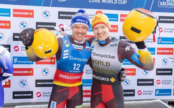Bilder des Jahres 2025, Sport 01 Januar Sport Themen der Woche KW02 Sport Bilder des Tages photographer: FIL Michael Kristen 11.01.2025 5. FIL Eberspächer Luge World Cup, SachsenEnergie Ice Track Altenberg, Sachsen (GER), WC Germany, Men™s Singles, Winners Presentation, picture: Felix Loch (GER), Max Langenhan (GER)