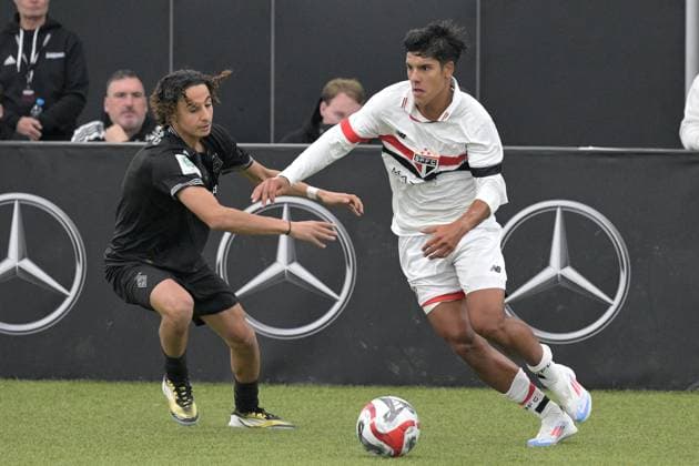 Nicolas Bosshardt (Sao Paulo FC, 6) im Zweikampf mit Wael Mohya (Borussia Moenchengladbach, 8) Borussia Moenchengladbach vs. Sao Paulo FC Hallenturnier, A-Junioren, 33.Mercedes-Benz Junior Cup, International, 2025, Sindelfingen, 12.01.2025 33.Mercedes-Benz Junior Cup 2025, International 12.01.2025 Sindelfingen Copyright: xEibner-Pressefotox EP_TBR