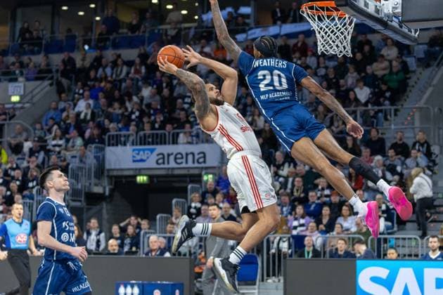 Bilder des Jahres 2025, Sport 01 Januar Sport Themen der Woche KW02 Sport Bilder des Tages Michael Weathers (MLP Academics Heidelberg, 20), Elias Harris (FC Bayern Basketball, 20), Flug, Fliegen, Wurf, Action, MLP Academics Heidelberg vs. FC Bayern Basketball, Basketball, Easy Credit BBL, Easy Credit Basketball Bundesliga, 14. Spieltag, Saison 2024 2025, 12.01.2025, MLP Academics Heidelberg vs. FC Bayern Basketball, Basketball, Easy Credit BBL, Easy Credit Basketball Bundesliga, 14. Spieltag, Saison 2024 2025, 12.01.2025, Foto: Eibner-Pressefoto Lena und Christina Wessely Mannheim Copyright: xEibner-Pressefotox EP_LCW