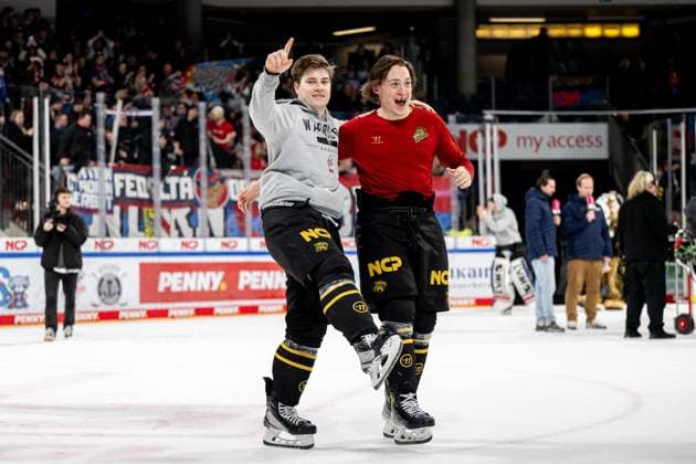 Bilder des Jahres 2025, Sport 01 Januar Sport Themen der Woche KW02 Sport Bilder des Tages 12.01.2025 - Eishockey - Saison 2024 2025 - Penny DEL - Nürnberg Ice Tigers Icetigers - Adler Mannheim - ThHa - xthxhax - Jeremy McKenna (91, Nürnberg Ice Tigers, NIT ) Owen Headrick (47, Nürnberg Ice Tigers, NIT ) Jubel, Freude