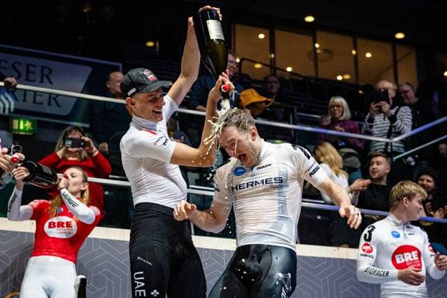 Bilder des Jahres 2025, Sport 01 Januar Sport Themen der Woche KW03 POLITT Nils, HAVIK Yoeri: Sixdays Bremen 2025 Team 2 - VELO TRACK - SEREMAK Nikola ( POL ) - BABEK Tomas ( CZE ) - Team 3 - JÄHRIG Fabienne ( GER ) - Black - SIGMUND Marla ( GER ) - Red - Team 9 - SWB - REINHARDT Theo ( GER ) - Black - KLUGE Roger ( GER ) - Red - Second Place - Team 1 - FLUGHAFEN BREMEN - PRÖPSTER Alessa Catriona ( GER ) - FÖRSTEMANN Robert ( GER ) - Team 1 - KÄMPFERT Isabell ( GER ) - Black - BRAUßE Franziska ( GER ) - Red - Team 1 - HERMES SYSTEME - HAVIK Yoeri ( NED ) - Black - POLITT Nils ( GER ) - Red - Winner - First Place - Team 6 - TVEIT Nora ( NOR ) - Black - NELSON Lucy ( GBR ) - Red - Team 3 - FLUGHAFEN BREMEN - TROMMLER Athina ( GER ) - VOGT Jakob ( GER ) - Team 6 - STARK-GEBÄUDEREINIGUNG - CONSONNI Simone ( ITA ) - Black - VIVIANI Elia ( ITA ) - Red - Third Place - Award Ceremony - Medal Ceremony - Podium - General Classement - Querformat - quer - horizontal - Landscape - Event Veranstaltung: Sixdays Bremen 2025 - Category Kategorie: Cycling - Track cycling, Rad, Radsport, Bahnrad, Bahn Sixdays - Elite Men ane Women - Location Ort: Europe Germany - Bremen - ÖVB Arena - Discipline: ... - Distance: ... m - Date Datum: 13.01.2025 Monday Day 4 -