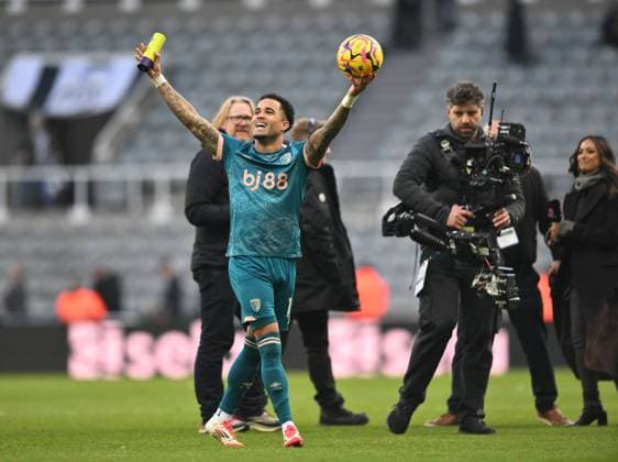 Bilder des Jahres 2025, Sport 01 Januar Sport Themen der Woche KW03 Sport Bilder des Tages Justin Kluivert of Bournemouth with his hat-trick ball and man of the match award Newcastle United v AFC Bournemouth, Premier League, Football, St James Park, Newcastle, UK - 18 Jan 2025 EDITORIAL USE ONLY No use with unauthorised audio, video, data, fixture lists, club league logos or live services. Online in-match use limited to 120 images, no video emulation. No use in betting, games or single club league player publications. Copyright: xRichardxLee Shutterstockx 15105060bp
