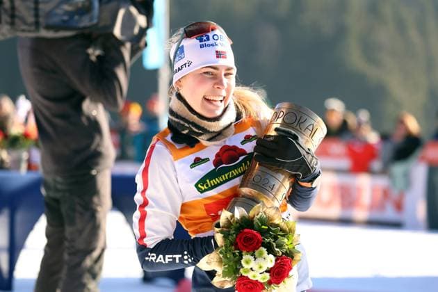 Bilder des Jahres 2025, Sport 01 Januar Sport Themen der Woche KW03 Sport Bilder des Tages Schonach, Deutschland 17.- 19. Januar 2024: FIS Weltcup Nordische Kombination Schonach - 2025 Im Bild: Siegerin Ida Marie Hagen (Norwegen) stemmt den Schwarzwaldpokal bei der Siegerehrung Baden Württemberg Copyright: xFotostandx xHettichx